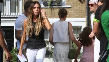 &Lambda;&epsilon;&upsilon;&kappa;ό &tau;&zeta;&iota;&nu;: &Eta; Victoria Beckham &beta;&rho;ή&kappa;&epsilon; &tau;&omicron; &sigma;&chi;έ&delta;&iota;&omicron; &pi;&omicron;&upsilon; &alpha;&xi;ί&zeta;&epsilon;&iota; &mu;&iota;&alpha; &theta;έ&sigma;&eta; &sigma;&tau;&eta; &nu;&tau;&omicron;&upsilon;&lambda;ά&pi;&alpha; &sigma;&omicron;&upsilon;