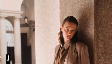 &Omicron; Giorgio Armani &mu;ά&sigmaf; &laquo;&tau;&alpha;&xi;&iota;&delta;&epsilon;ύ&epsilon;&iota;&raquo; &sigma;&tau;&eta; &Mu;&epsilon;&sigma;ό&gamma;&epsilon;&iota;&omicron; &ndash; &Omicron;&iota; &sigma;&upsilon;&lambda;&lambda;&omicron;&gamma;έ&sigmaf; &tau;&omicron;&upsilon; &omicron;ί&kappa;&omicron;&upsilon; &mu;&epsilon; &tau;&alpha; &xi;&epsilon;&theta;&omega;&rho;&iota;&alpha;&sigma;&mu;έ&nu;&alpha; &alpha;&pi;ό &tau;&omicron;&nu; ή&lambda;&iota;&omicron; &chi;&rho;ώ&mu;&alpha;&tau;&alpha;