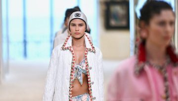 &Eta; Chanel &tau;&alpha;&xi;&iota;&delta;&epsilon;ύ&epsilon;&iota; &sigma;&tau;&omicron; &Sigma;ί&delta;&nu;&epsilon;ϊ &kappa;&alpha;&iota; &gamma;&rho;ά&phi;&epsilon;&iota; έ&nu;&alpha; &nu;έ&omicron; &kappa;&epsilon;&phi;ά&lambda;&alpha;&iota;&omicron; &sigma;&tau;&eta;&nu; &iota;&sigma;&tau;&omicron;&rho;ί&alpha; &tau;&omega;&nu; Cruise shows