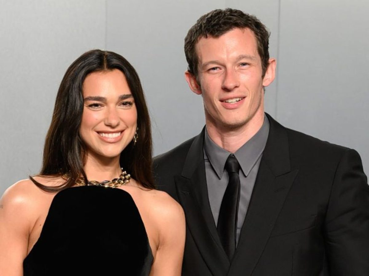 Η Dua Lipa παντρεύτηκε με τον Callum Turner φορώντας ένα iconic ταγιέρ – Θύμιζε Bianca Jagger