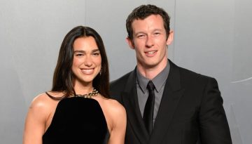&Eta; Dua Lipa &pi;&alpha;&nu;&tau;&rho;&epsilon;ύ&tau;&eta;&kappa;&epsilon; &mu;&epsilon; &tau;&omicron;&nu; Callum Turner &phi;&omicron;&rho;ώ&nu;&tau;&alpha;&sigmaf; έ&nu;&alpha; iconic &tau;&alpha;&gamma;&iota;έ&rho; &ndash; &Theta;ύ&mu;&iota;&zeta;&epsilon; Bianca Jagger