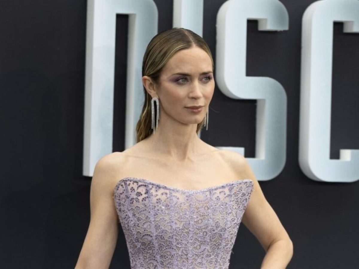 Η Emily Blunt επαναπροσδιορίζει τη λιλά απόχρωση στο πιο elegant beauty look