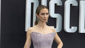 &Eta; Emily Blunt &epsilon;&pi;&alpha;&nu;&alpha;&pi;&rho;&omicron;&sigma;&delta;&iota;&omicron;&rho;ί&zeta;&epsilon;&iota; &tau;&eta; &lambda;&iota;&lambda;ά &alpha;&pi;ό&chi;&rho;&omega;&sigma;&eta; &sigma;&tau;&omicron; &pi;&iota;&omicron; elegant beauty look