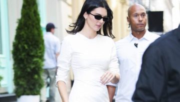 &Eta; Kendall Jenner &sigma;&upsilon;&nu;&delta;ύ&alpha;&sigma;&epsilon; &tau;&omicron; &lambda;&epsilon;&upsilon;&kappa;ό &sigma;ύ&nu;&omicron;&lambda;ό &tau;&eta;&sigmaf; &mu;&epsilon; &mu;&iota;&alpha; &mu;&iota;&kappa;&rho;ή &chi;&rho;&upsilon;&sigma;ή tote bag &alpha;&pi;ό &tau;&omicron; brand The Row