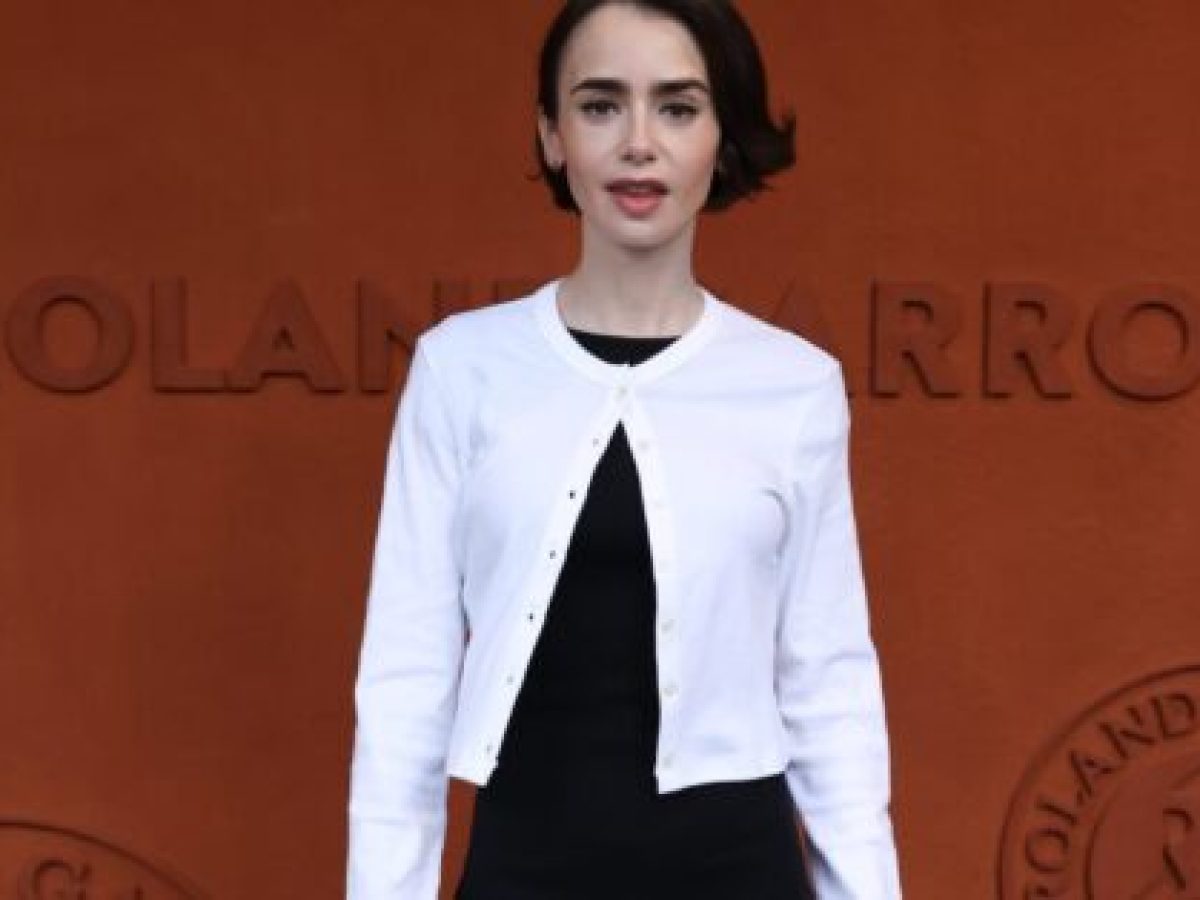 Η Lily Collins δοκίμασε τα νέα αγαπημένα French-girl flats της μόδας