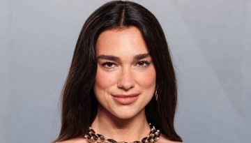 &Eta; make-up artist &tau;&eta;&sigmaf; Dua Lipa &alpha;&pi;&omicron;&kappa;&alpha;&lambda;ύ&pi;&tau;&epsilon;&iota; &tau;&omicron; &laquo;&alpha;&pi;&rho;ό&sigma;&mu;&epsilon;&nu;&omicron;&raquo; &pi;&rho;&omicron;ϊό&nu; &pi;&omicron;&upsilon; &beta;&omicron;&eta;&theta;ά &tau;&omicron; &mu;&omicron;&lambda;ύ&beta;&iota; &chi;&epsilon;&iota;&lambda;&iota;ώ&nu; &nu;&alpha; &delta;&iota;&alpha;&rho;&kappa;&epsilon;ί ό&lambda;&eta; &mu;έ&rho;&alpha;