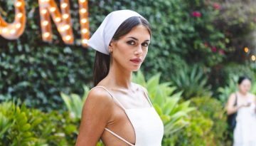 &Kappa;&alpha;&lambda;&omicron;&kappa;&alpha;&iota;&rho;&iota;&nu;ό beauty inspo: &Eta; Kaia Gerber &sigma;&upsilon;&nu;&delta;ύ&alpha;&sigma;&epsilon; &lambda;&epsilon;&upsilon;&kappa;ό &mu;&alpha;&nu;&tau;ή&lambda;&iota; &sigma;&tau;&alpha; &mu;&alpha;&lambda;&lambda;&iota;ά &kappa;&alpha;&iota; berry &mu;&alpha;&kappa;&iota;&gamma;&iota;ά&zeta; &delta;&eta;&mu;&iota;&omicron;&upsilon;&rho;&gamma;ώ&nu;&tau;&alpha;&sigmaf; &tau;&omicron; &pi;&iota;&omicron; fresh look