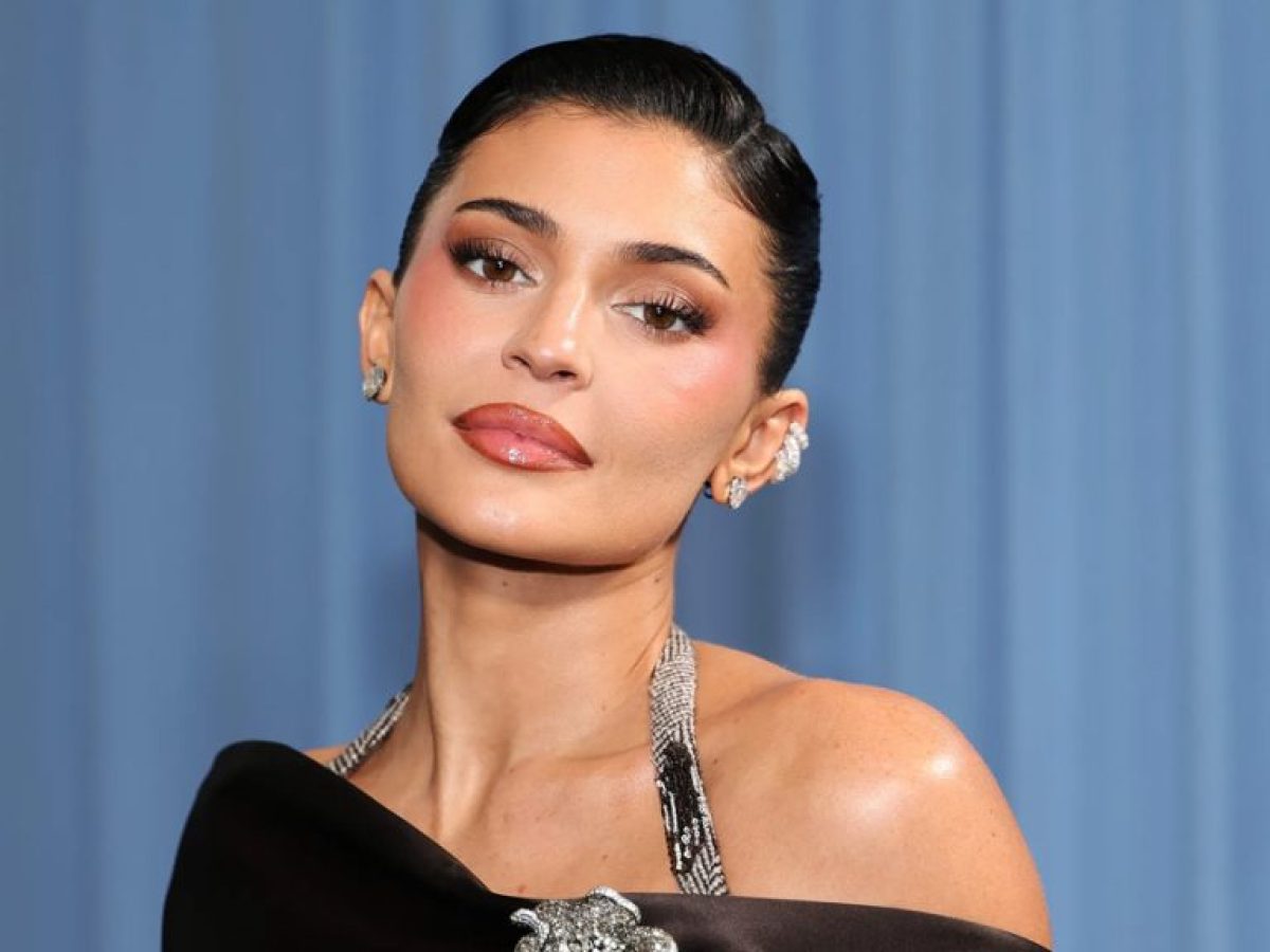 Νύχια καλοκαίρι 2026: Το λαμπερό γαλλικό της Kylie Jenner