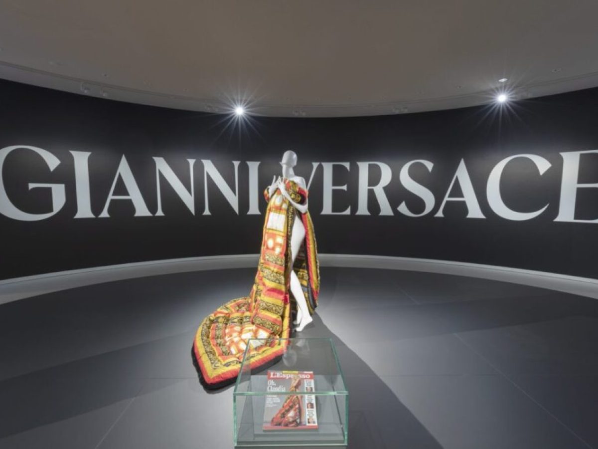 Ο κόσμος του Gianni Versace σε μια μεγάλη αναδρομική έκθεση στο Παρίσι