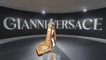 &Omicron; &kappa;ό&sigma;&mu;&omicron;&sigmaf; &tau;&omicron;&upsilon; Gianni Versace &sigma;&epsilon; &mu;&iota;&alpha; &mu;&epsilon;&gamma;ά&lambda;&eta; &alpha;&nu;&alpha;&delta;&rho;&omicron;&mu;&iota;&kappa;ή έ&kappa;&theta;&epsilon;&sigma;&eta; &sigma;&tau;&omicron; &Pi;&alpha;&rho;ί&sigma;&iota;