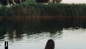 Όταν ο φόβος της απόρριψης σε κάνει να αμφισβητείς τον εαυτό σου: Η παγίδα του «self-gaslighting»