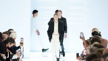 Prada Men&rsquo;s Spring 2027: &Eta; &nu;έ&alpha; &sigma;&upsilon;&lambda;&lambda;&omicron;&gamma;ή &phi;έ&rho;&nu;&epsilon;&iota; &rsquo;00s vibes &kappa;&alpha;&iota; &delta;&epsilon;&nu; &mu;&omicron;&iota;ά&zeta;&epsilon;&iota; &kappa;&alpha;&theta;ό&lambda;&omicron;&upsilon; &xi;&epsilon;&pi;&epsilon;&rho;&alpha;&sigma;&mu;έ&nu;&eta;
