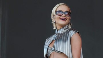 H Rita Ora &sigma;&tau;&eta;&nu; &tau;&epsilon;&lambda;&epsilon;&upsilon;&tau;&alpha;ί&alpha; &tau;&eta;&sigmaf; &epsilon;&mu;&phi;ά&nu;&iota;&sigma;&eta; on stage &upsilon;&iota;&omicron;&theta;έ&tau;&eta;&sigma;&epsilon; έ&nu;&alpha; iconic beauty look &pi;&omicron;&upsilon; &theta;&alpha; &sigma;&omicron;&upsilon; &theta;&upsilon;&mu;ί&sigma;&epsilon;&iota; &pi;&omicron;&lambda;&lambda;ά