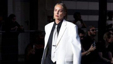 Sharon Stone: &Epsilon;&pi;έ&sigma;&tau;&rho;&epsilon;&psi;&epsilon; &sigma;&tau;&eta;&nu; &pi;&alpha;&sigma;&alpha;&rho;έ&lambda;&alpha; &mu;&epsilon;&tau;ά &alpha;&pi;ό &tau;&rho;&epsilon;&iota;&sigmaf; &delta;&epsilon;&kappa;&alpha;&epsilon;&tau;ί&epsilon;&sigmaf;