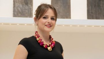 &Tau;&alpha;&xi;&iota;&delta;&epsilon;ύ&omicron;&nu;&tau;&alpha;&sigmaf; &sigma;&tau;&alpha; &Chi;&alpha;&nu;&iota;ά &tau;&eta;&sigmaf; &Kappa;&alpha;&tau;&epsilon;&rho;ί&nu;&alpha;&sigmaf; &Mu;&alpha;&kappa;&rho;&upsilon;&gamma;&iota;ά&nu;&nu;&eta;: Έ&nu;&alpha; &omicron;&delta;&omicron;&iota;&pi;&omicron;&rho;&iota;&kappa;ό &sigma;&tau;&eta;&nu; &pi;ό&lambda;&eta; &tau;&eta;&sigmaf; έ&mu;&pi;&nu;&epsilon;&upsilon;&sigma;ή&sigmaf; &tau;&eta;&sigmaf;