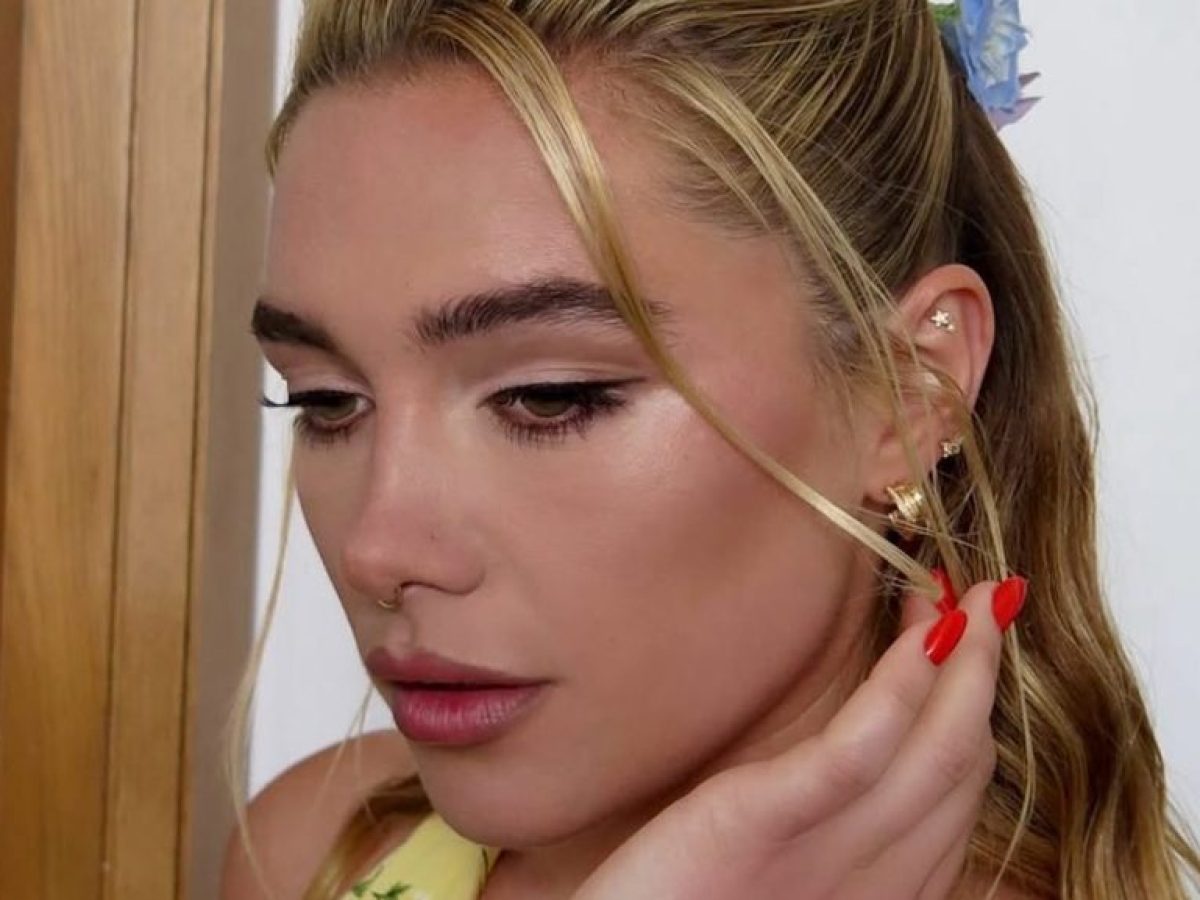 Θέλουμε το αξεσουάρ που φόρεσε η Florence Pugh στα μαλλιά της