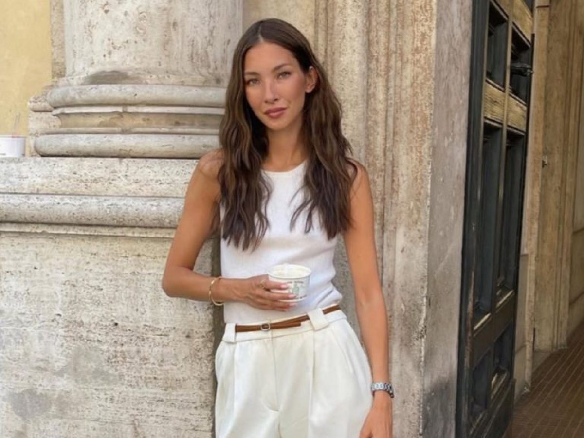 Το κλασικό tank top αλλά με twist: Πώς να φορέσεις το άνετο κομμάτι του καλοκαιριού με πιο στιλάτο τρόπο