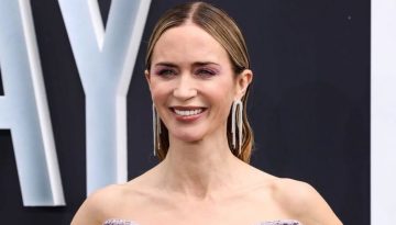 &Tau;&omicron; &mu;&omicron;&nu;&omicron;&chi;&rho;&omega;&mu;&alpha;&tau;&iota;&kappa;ό look &tau;&eta;&sigmaf; Emily Blunt &pi;&omicron;&upsilon; &mu;&alpha;&sigmaf; &epsilon;&nu;&tau;&upsilon;&pi;&omega;&sigma;ί&alpha;&sigma;&epsilon;