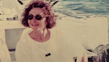 &Beta;ά&nu;&alpha; &Kappa;&omega;&nu;&sigma;&tau;&alpha;&nu;&tau;&iota;&nu;ί&delta;&omicron;&upsilon;: Έ&phi;&upsilon;&gamma;&epsilon; &alpha;&pi;ό &tau;&eta; &zeta;&omega;ή &eta; &iota;&delta;&rho;ύ&tau;&rho;&iota;&alpha; &tau;&eta;&sigmaf; &alpha;&theta;&eta;&nu;&alpha;ϊ&kappa;ή&sigmaf; &mu;&pi;&omicron;&upsilon;&tau;ί&kappa; Bettina