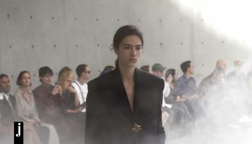 &Alpha;&pi;ό &tau;&eta; &Mu;&alpha;&nu;&tau;ό&nu;&alpha; &mu;έ&chi;&rho;&iota; &tau;&eta;&nu; &Kappa;έ&iota;&tau; &Mu;&omicron;&sigmaf;: &Tau;&omicron; front row &sigma;&tau;&omicron; show &tau;&omicron;&upsilon; YSL &sigma;&tau;&eta;&nu; &Epsilon;&beta;&delta;&omicron;&mu;ά&delta;&alpha; &Alpha;&nu;&delta;&rho;&iota;&kappa;ή&sigmaf; &Mu;ό&delta;&alpha;&sigmaf; &sigma;&tau;&omicron; &Pi;&alpha;&rho;ί&sigma;&iota;
