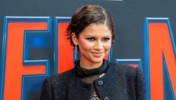 H Zendaya &sigma;&upsilon;&nu;&delta;&upsilon;ά&zeta;&epsilon;&iota; &mu;&epsilon; &tau;&omicron;&nu; &pi;&iota;&omicron; cool &tau;&rho;ό&pi;&omicron; &tau;&omicron; soft glam &mu;&alpha;&kappa;&iota;&gamma;&iota;ά&zeta; &mu;&epsilon; &tau;&omicron; &kappa;&alpha;&lambda;&omicron;&kappa;&alpha;&iota;&rho;&iota;&nu;ό wet hair look