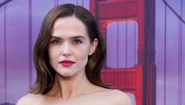 H Zoey Deutch &upsilon;&iota;&omicron;&theta;έ&tau;&eta;&sigma;&epsilon; &tau;&omicron; &alpha;&pi;ό&lambda;&upsilon;&tau;&omicron; matchy beauty look