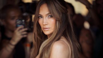 Jennifer Lopez: &Pi;ώ&sigmaf; &kappa;&alpha;&tau;&alpha;&phi;έ&rho;&nu;&epsilon;&iota; &sigma;&tau;&alpha; 56 &tau;&eta;&sigmaf; &nu;&alpha; &mu;&omicron;&iota;ά&zeta;&epsilon;&iota; 35&alpha;&rho;&alpha;;