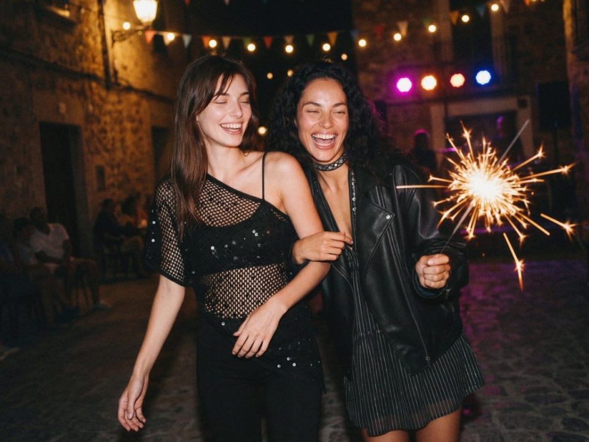 Η Stradivarius ντύνει με στιλ τις καλοκαιρινές νύχτες – vwoman.gr