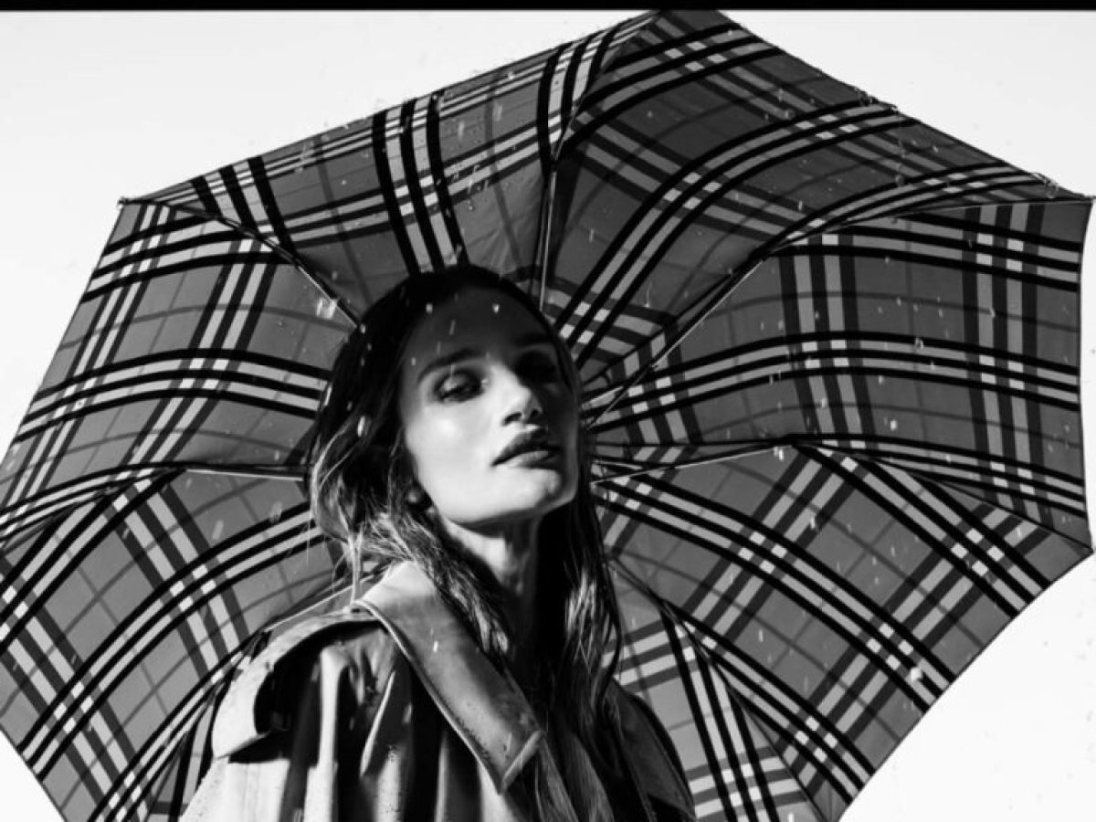 Το Burberry trench μπαίνει στο μουσείο: Η έκθεση – ωδή στα 170 χρόνια ιστορίας του εμβληματικού σχεδίου του οίκου