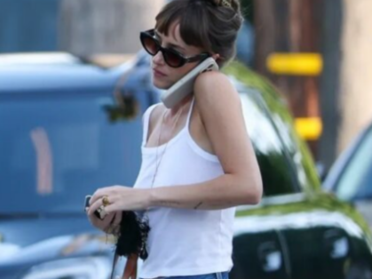 H Dakota Johnson φόρεσε τη μεγαλύτερη τάση στα ballet flats – Marie Claire