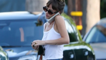 H Dakota Johnson &phi;ό&rho;&epsilon;&sigma;&epsilon; &tau;&eta; &mu;&epsilon;&gamma;&alpha;&lambda;ύ&tau;&epsilon;&rho;&eta; &tau;ά&sigma;&eta; &sigma;&tau;&alpha; ballet flats &ndash; Marie Claire