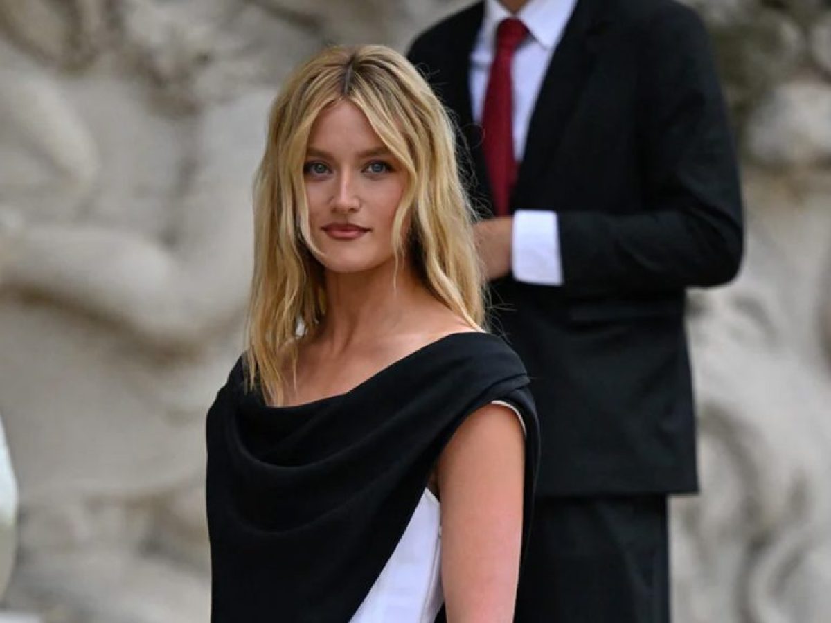 Sarah Pidgeon: Το καλοκαιρινό μακιγιάζ της στο show της Chanel – Γόβα Στιλέτο