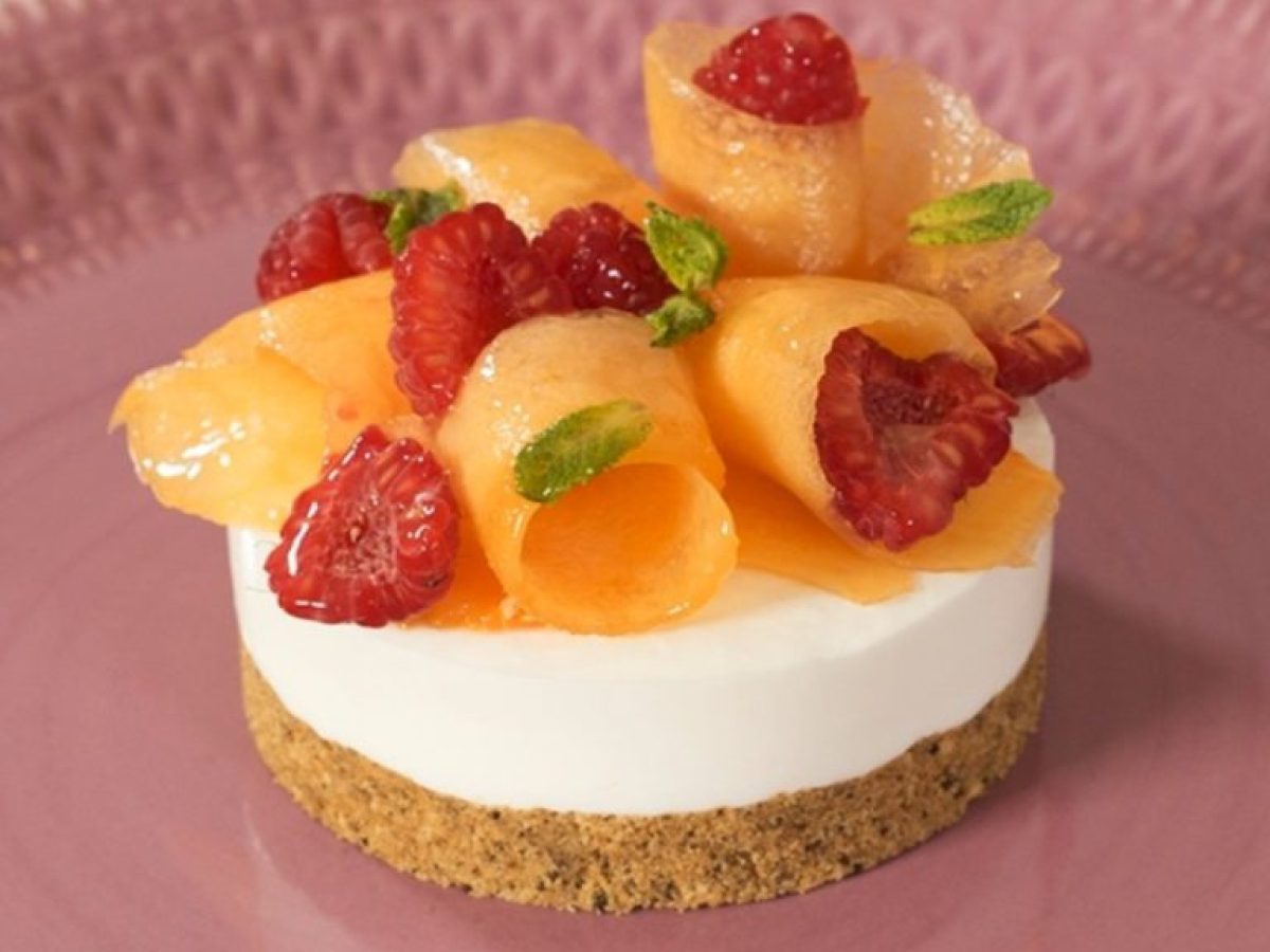 Mini cheesecake με πεπόνι: Το δροσερό καλοκαιρινό γλυκό χωρίς ψήσιμο που θα λατρέψεις
