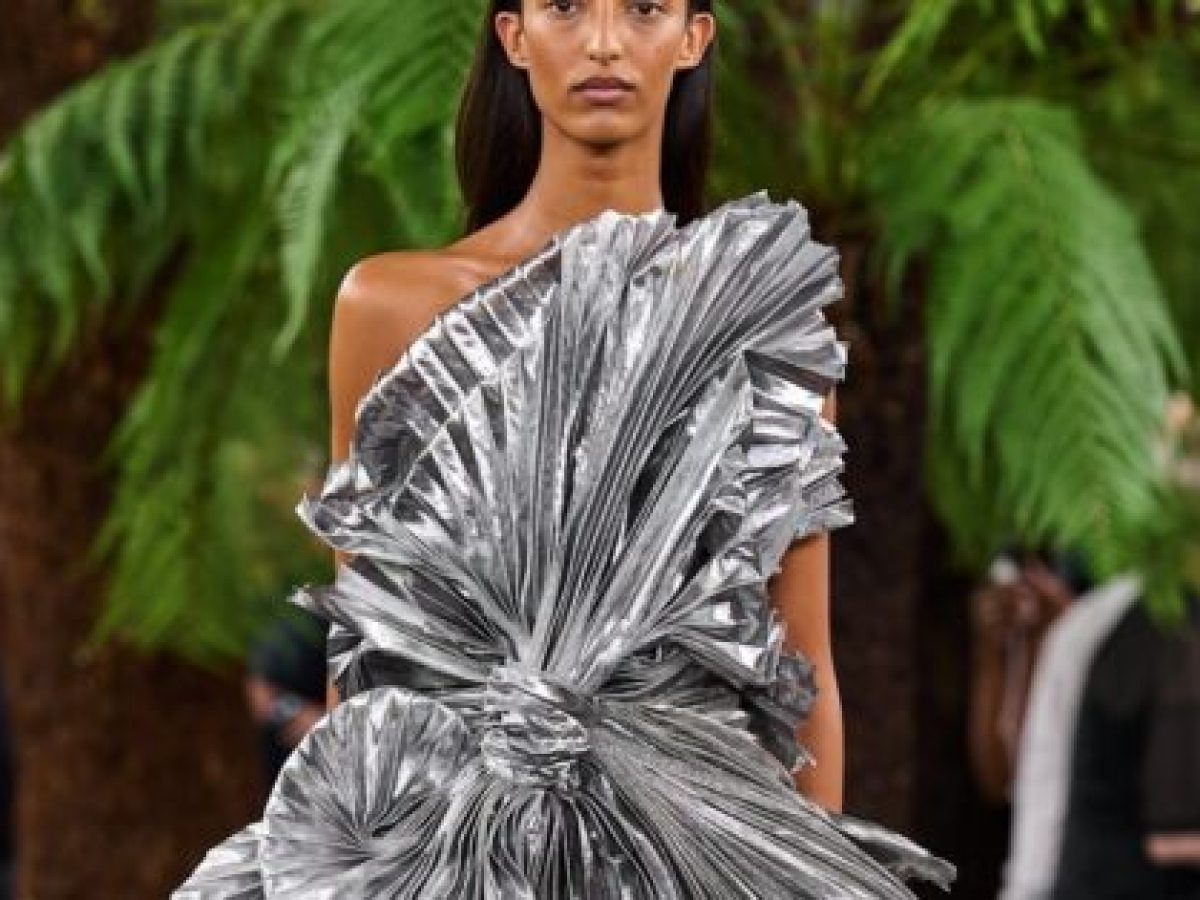 Η δεύτερη haute couture συλλογή του Jonathan Anderson για τον οίκο Christian Dior είναι εμπνευσμένη από το έργο της γλύπτριας, Lynda Benglis – Marie Claire