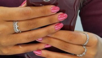 Chrome nails: &Eta; &tau;ά&sigma;&eta; &sigma;&tau;&alpha; &nu;ύ&chi;&iota;&alpha; &pi;&omicron;&upsilon; &kappa;ά&nu;&epsilon;&iota; &kappa;ά&theta;&epsilon; &mu;&alpha;&nu;&iota;&kappa;&iota;&omicron;ύ&rho; &nu;&alpha; &delta;&epsilon;ί&chi;&nu;&epsilon;&iota; &pi;&iota;&omicron; &pi;&omicron;&lambda;&upsilon;&tau;&epsilon;&lambda;έ&sigmaf; &ndash; Marie Claire