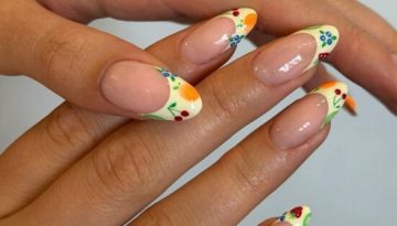 &laquo;Fruit nails&raquo;: &Eta; &tau;ά&sigma;&eta; &pi;&omicron;&upsilon; &phi;έ&rho;&nu;&epsilon;&iota; &tau;&alpha; &phi;&rho;&omicron;ύ&tau;&alpha; &sigma;&tau;&omicron; &epsilon;&pi;ί&kappa;&epsilon;&nu;&tau;&rho;&omicron; &tau;&omicron;&upsilon; &kappa;&alpha;&lambda;&omicron;&kappa;&alpha;&iota;&rho;&iota;&nu;&omicron;ύ &mu;&alpha;&sigmaf; &mu;&alpha;&nu;&iota;&kappa;&iota;&omicron;ύ&rho; &ndash; Marie Claire