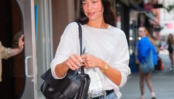 H Dua Lipa &sigma;&upsilon;&nu;&delta;ύ&alpha;&sigma;&epsilon; denim &sigma;&omicron;&rho;&tau;&sigmaf; &mu;&epsilon; &pi;&omicron;&lambda;&upsilon;&tau;&epsilon;&lambda;ή &alpha;&xi;&epsilon;&sigma;&omicron;&upsilon;ά&rho; &alpha;&pi;ό &tau;&eta; Chanel &ndash; Marie Claire