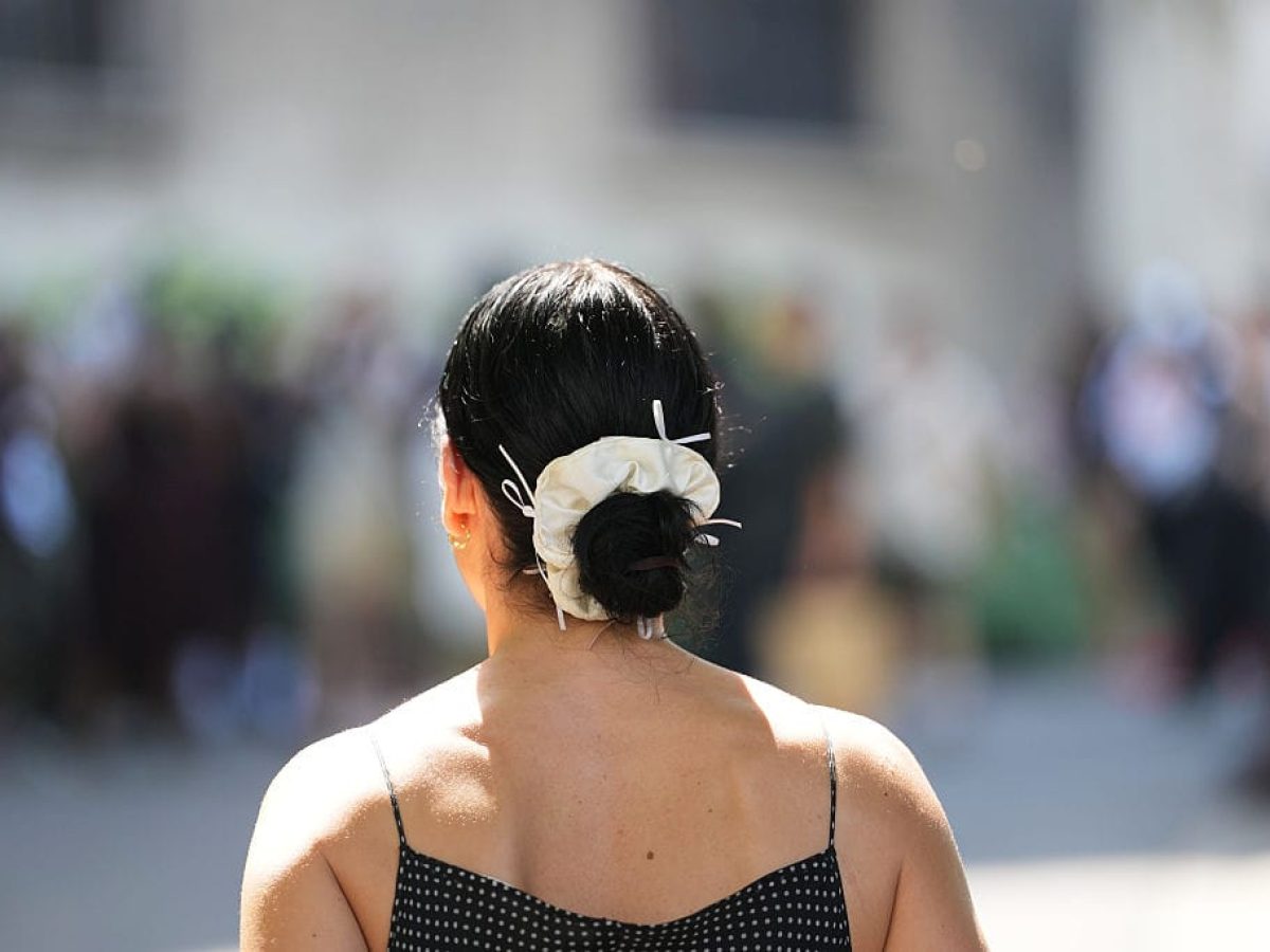 Scrunchie: Η πιο κομψή λεπτομέρεια που αναβαθμίζει κάθε καλοκαιρινό look – vwoman.gr