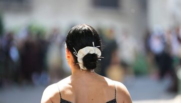 Scrunchie: &Eta; &pi;&iota;&omicron; &kappa;&omicron;&mu;&psi;ή &lambda;&epsilon;&pi;&tau;&omicron;&mu;έ&rho;&epsilon;&iota;&alpha; &pi;&omicron;&upsilon; &alpha;&nu;&alpha;&beta;&alpha;&theta;&mu;ί&zeta;&epsilon;&iota; &kappa;ά&theta;&epsilon; &kappa;&alpha;&lambda;&omicron;&kappa;&alpha;&iota;&rho;&iota;&nu;ό look &ndash; vwoman.gr