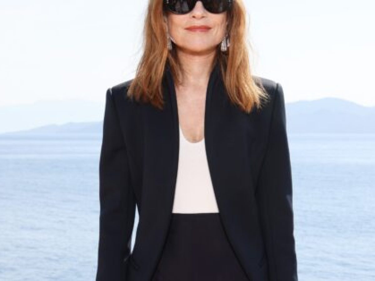Η Isabelle Huppert μόλις φόρεσε την επόμενη μεγάλη τάση στα παντελόνια – Marie Claire