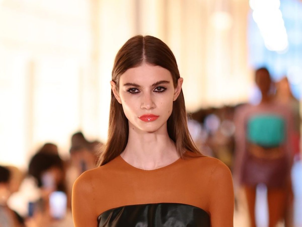 Marc Jacobs SS27: Η επιστροφή του dramatic eyeliner με glossy lips