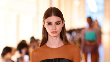 Marc Jacobs SS27: &Eta; &epsilon;&pi;&iota;&sigma;&tau;&rho;&omicron;&phi;ή &tau;&omicron;&upsilon; dramatic eyeliner &mu;&epsilon; glossy lips