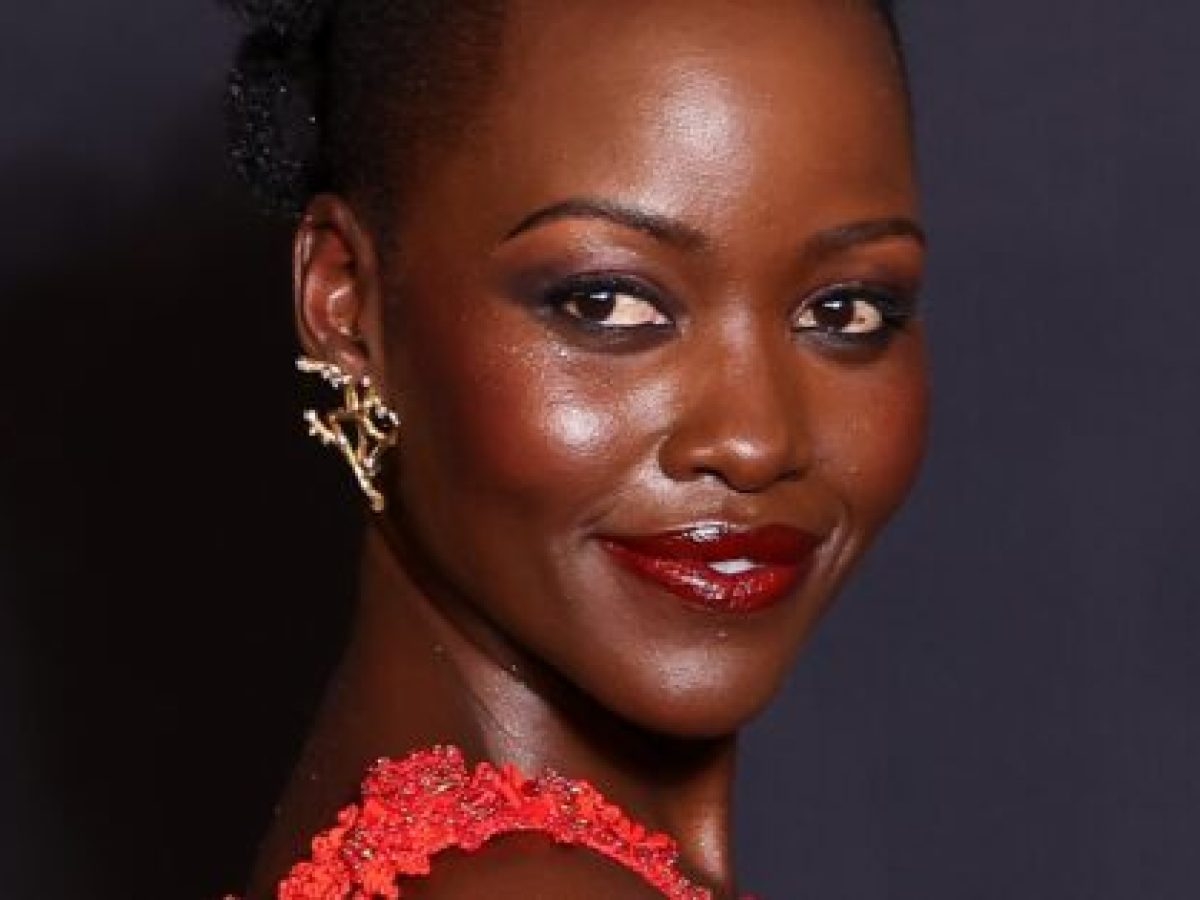 Το μυστικό της Lupita Nyong’o για λαμπερή επιδερμίδα σε πρόσωπο και σώμα, σύμφωνα με τον makeup artist της – Marie Claire