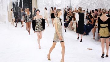 Celia Kritharioti Couture FW 26/27: &Eta; &laquo;Frozen Eden&raquo; &mu;&epsilon;&tau;έ&tau;&rho;&epsilon;&psi;&epsilon; &tau;&omicron; &Pi;&alpha;&rho;ί&sigma;&iota; &sigma;&epsilon; έ&nu;&alpha;&nu; &pi;&alpha;&gamma;&omega;&mu;έ&nu;&omicron; &pi;&alpha;&rho;ά&delta;&epsilon;&iota;&sigma;&omicron; &upsilon;&psi;&eta;&lambda;ή&sigmaf; &rho;&alpha;&pi;&tau;&iota;&kappa;ή&sigmaf;
