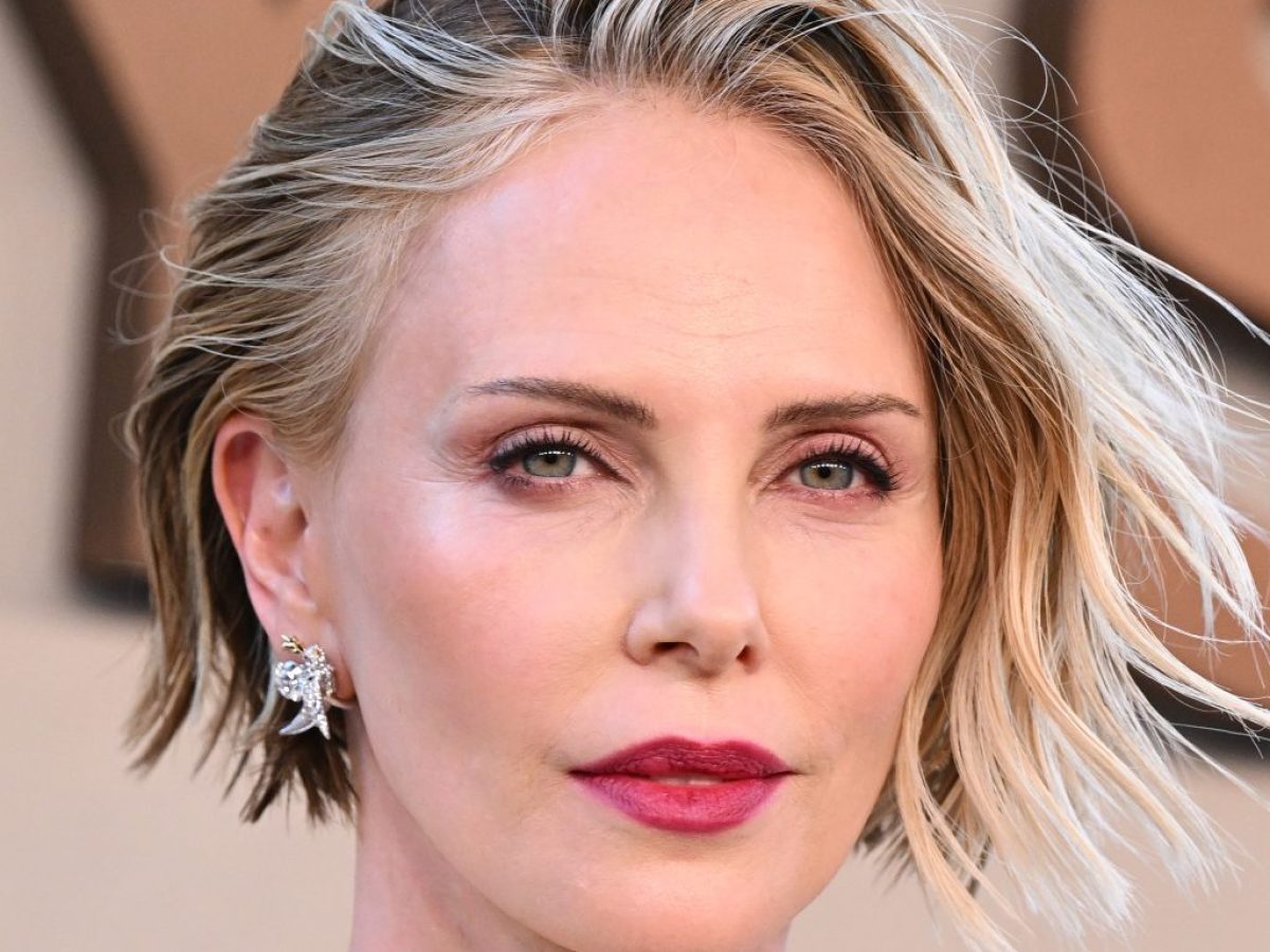 Charlize Theron: Το sleek bob και το κομψό μακιγιάζ που αξίζει να αντιγράψουμε το καλοκαίρι