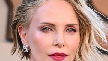 Charlize Theron: &Tau;&omicron; sleek bob &kappa;&alpha;&iota; &tau;&omicron; &kappa;&omicron;&mu;&psi;ό &mu;&alpha;&kappa;&iota;&gamma;&iota;ά&zeta; &pi;&omicron;&upsilon; &alpha;&xi;ί&zeta;&epsilon;&iota; &nu;&alpha; &alpha;&nu;&tau;&iota;&gamma;&rho;ά&psi;&omicron;&upsilon;&mu;&epsilon; &tau;&omicron; &kappa;&alpha;&lambda;&omicron;&kappa;&alpha;ί&rho;&iota;