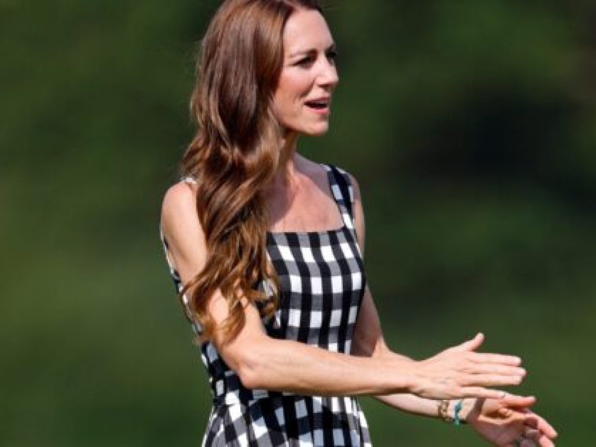 Η πριγκίπισσα Kate ολοκλήρωσε την εμφάνισή της με ένα χρωματιστό βραχιόλι φιλίας που έφτιαξε η πριγκίπισσα Charlotte – Marie Claire