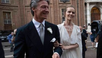 H Eva Herzigova &pi;&alpha;&nu;&tau;&rho;&epsilon;ύ&tau;&eta;&kappa;&epsilon; &sigma;&tau;&omicron; &Tau;&omicron;&rho;ί&nu;&omicron; &mu;&epsilon; Lanvin &ndash; Marie Claire