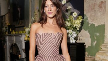H &epsilon;&nu;&tau;&upsilon;&pi;&omega;&sigma;&iota;&alpha;&kappa;ή &epsilon;&mu;&phi;ά&nu;&iota;&sigma;&eta; &tau;&eta;&sigmaf; Daisy Edgar-Jones &mu;&epsilon; corset-dress &tau;&eta;&sigmaf; Vivienne Westwood &ndash; Marie Claire
