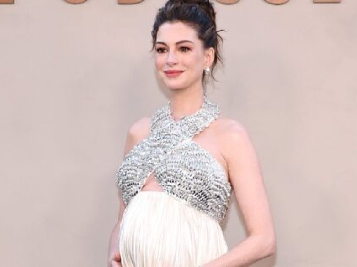 Η εντυπωσιακή εμφάνιση της Anne Hathaway με Prada – Marie Claire